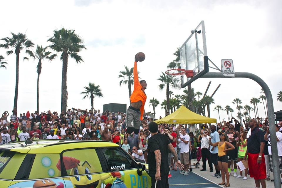We challenge the top 5 NBA dunkers to a contest for a million $ > CRAZY Video